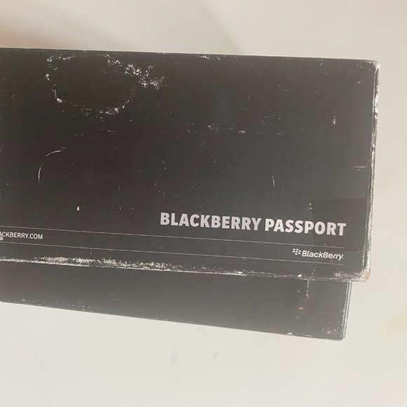 BlackBerry Passport - Red (Unlocked) Smartphone- 32GB - PLEASE READ - Picture 3 of 5